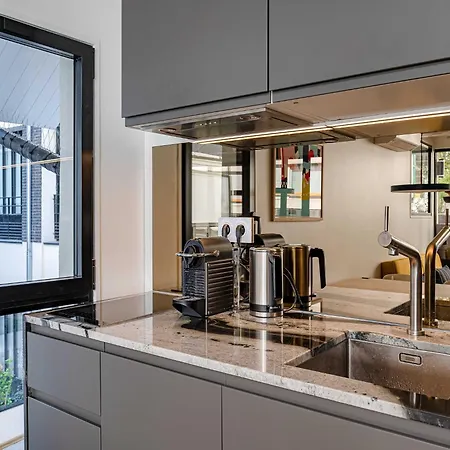Appartement Marais Area - Outdoor Patio - A C - 2bdr Parijs