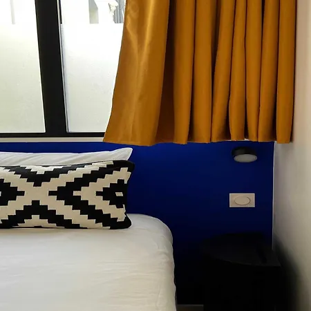 Appartement Marais Area - Outdoor Patio - A C - 2bdr Parijs